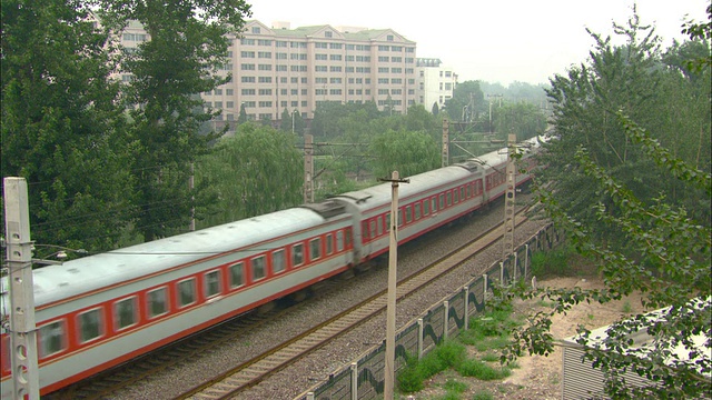 中国北京，CU ZO WS ZI HA列车在轨道上行驶视频下载