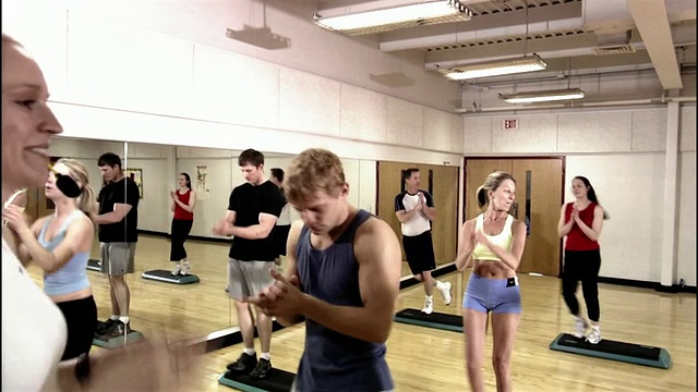 多莉在健身操课上射杀男女视频下载