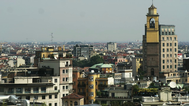 带钟楼的WS HA城市景观/意大利米兰视频下载