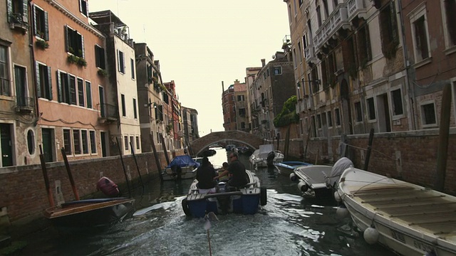 WS POV摩托艇驶过意大利运河/威尼斯的建筑物视频素材