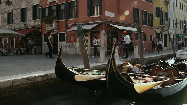 MS POV Gondolas在水/威尼斯码头，意大利视频素材