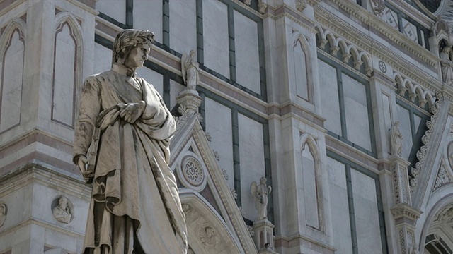 意大利博洛尼亚大教堂外的铜像视频下载