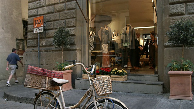 意大利佛罗伦萨服装店外的WS TU复古自行车视频下载