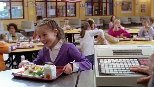 中等身材的孩子们在学校自助餐厅吃饭/收银员在收银机上按按钮付款/缅因州戈拉姆视频下载