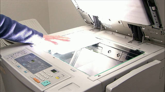 中等镜头的女人在用复印机/亚利桑那州视频下载