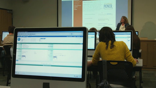 美国犹他州奥勒姆大学计算机实验室学生的后视图视频下载