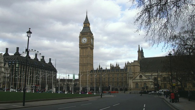 英国伦敦街道上的交通状况，背景是大本钟和议会视频下载