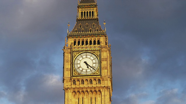 英国伦敦，在多云的天空中，大本钟顶部视频下载