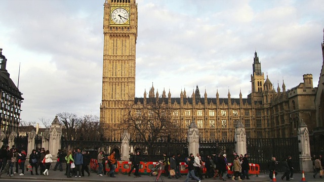 英国伦敦，繁忙的街道，背景中有大本钟和议会视频素材