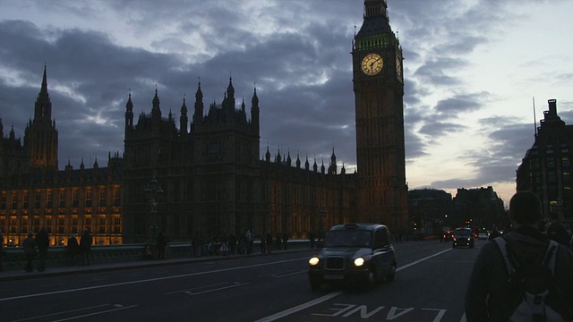 大本钟和议会与交通威斯敏斯特桥在黄昏，英国伦敦视频素材