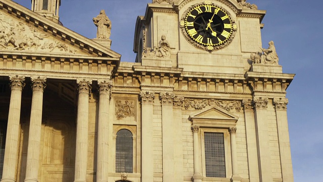英国伦敦圣保罗大教堂的钟楼和街道上的交通状况视频下载