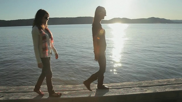 WS TU年轻妇女走在河边/克罗顿-哈德逊，美国纽约视频下载