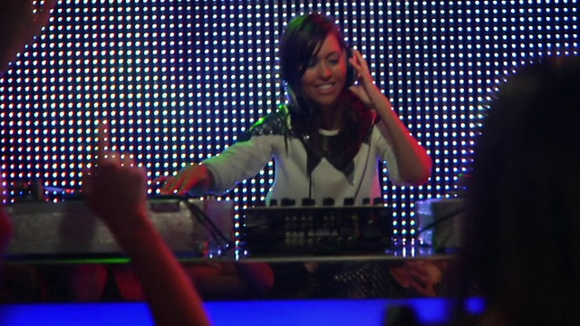 MS ZO SLO MO在英国伦敦夜总会表演的年轻女DJ视频下载