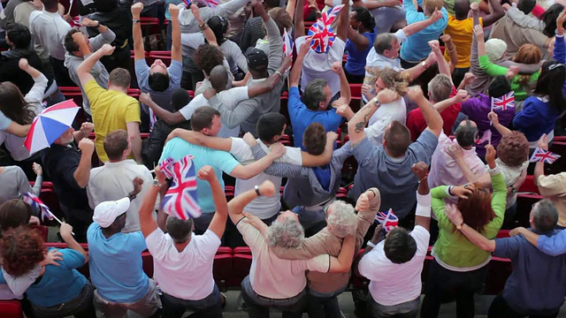 英国伦敦，看台上的观众欢呼着互相拥抱视频下载