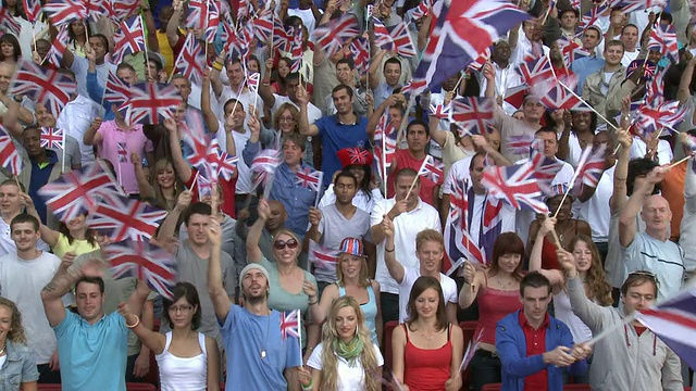 英国伦敦，看台上的观众挥舞着英国国旗视频下载