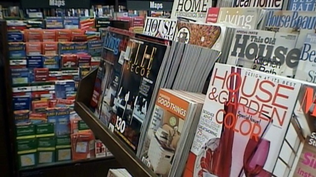 靠近书店货架上的室内设计杂志，让顾客浏览杂志，替换在货架上，离开杂志/纽约市视频素材