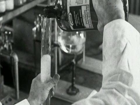 1939年，黑白近距离科学家将毒药倒入大型试管中视频下载