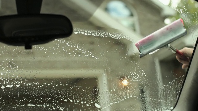 MS成熟男子清洁汽车挡风玻璃与橡胶刮刀/尼纳，威斯康星州，美国视频下载