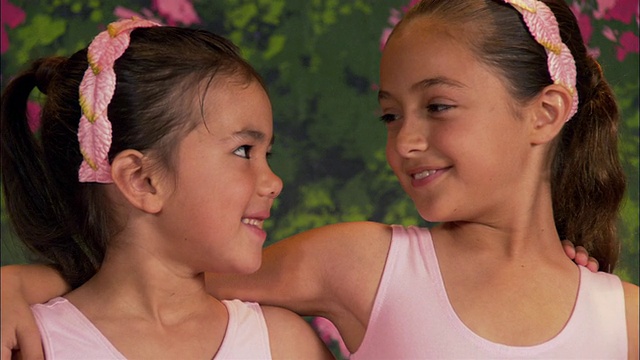 近距离肖像的两个芭蕾舞者拥抱和微笑视频下载