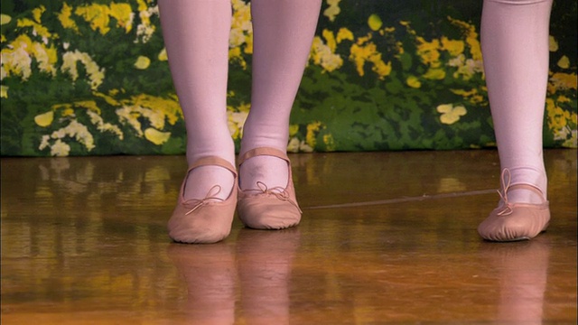 特写小女孩的脚在芭蕾舞鞋跳舞视频下载