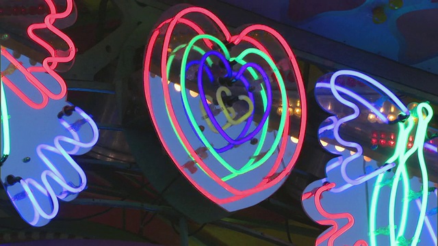 美国德克萨斯州达拉斯市的游乐园里，一颗闪烁的心形霓虹标识“爱虫”视频下载