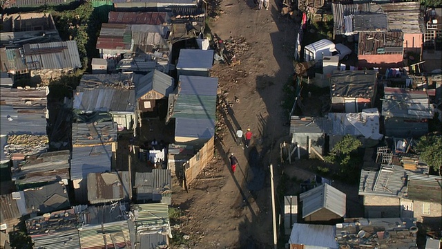 人们走在南非豪登省约翰内斯堡镇的小路上视频下载