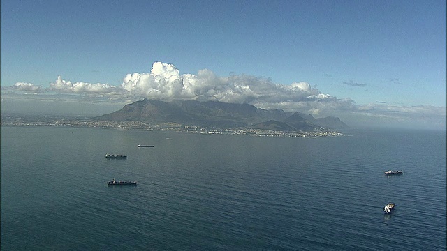 空中WS船在海上与城市景观的距离，开普敦，西开普敦，南非视频素材