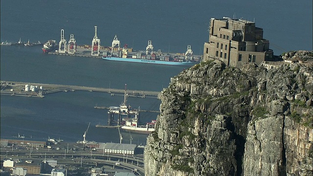 高空工作人员在桌山顶部的缆车站，背景是码头，开普敦，西开普敦，南非视频下载