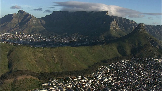 空中城市景观与桌山和狮头，开普敦，西开普省，南非视频素材