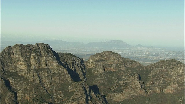 空中Banhoek山，城市景观，桌山和狮头的距离，Franschhoek，西开普省，南非视频素材