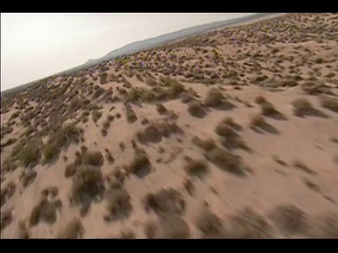 直升机的视角飞过莫哈韦沙漠/加利福尼亚视频素材
