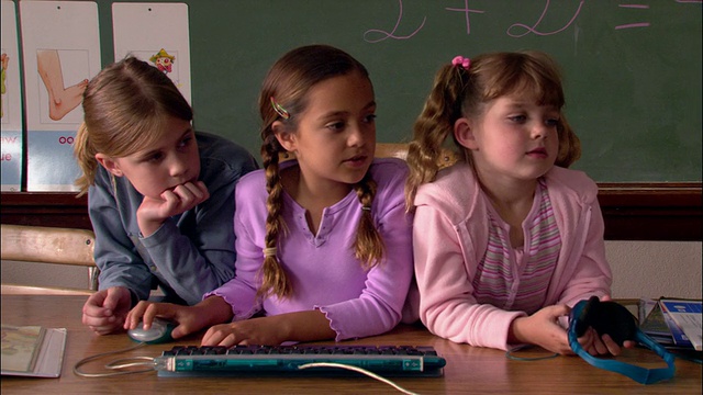 中枪女孩在教室里使用电脑视频素材