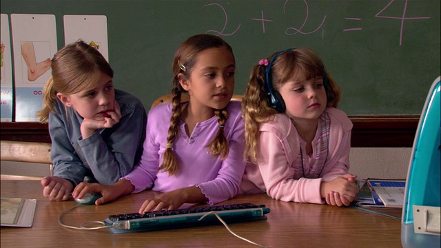 中枪女孩在教室里使用电脑视频素材