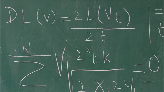 靠近黑板上的锅女孩试图解决数学问题视频下载