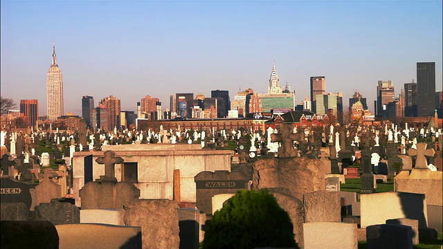 时间流逝黎明到一天广角拍摄骷髅墓地与曼哈顿天际线在背景/伍德赛德，皇后区，纽约视频下载