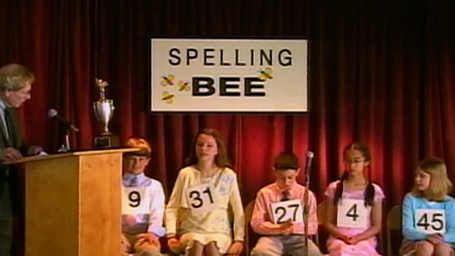 在拼字比赛中，男孩在麦克风前拼字/坐下/洛杉矶，加利福尼亚视频素材