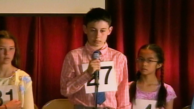 在拼字比赛的舞台上拼字的男孩/下一个拼字选手/洛杉矶，加利福尼亚视频素材