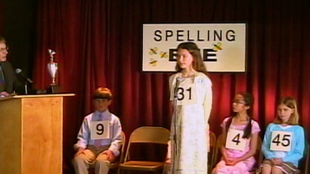女孩在拼字比赛的舞台上拼字/洛杉矶，加利福尼亚视频下载