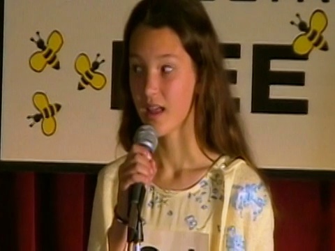 在拼字比赛中，女孩在麦克风前拼字/加州洛杉矶视频下载