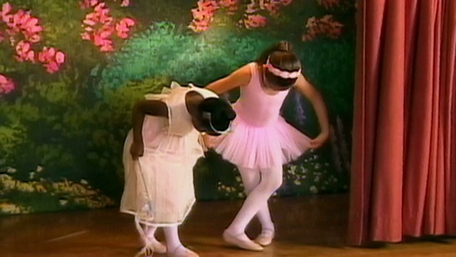 身着粉色芭蕾舞裙的女孩和身着仙女服装的女孩在舞台上表演芭蕾舞独奏会/行屈膝礼/加州洛杉矶视频下载