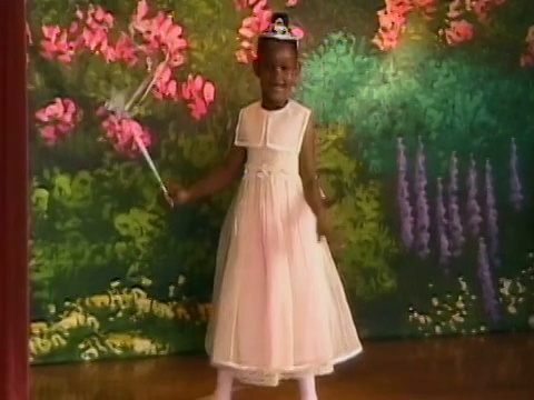 穿着仙女服装的女孩在舞台上跳舞/行屈膝礼/加州洛杉矶视频下载