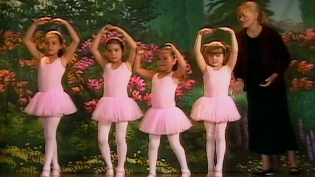 加州洛杉矶，芭蕾舞老师在彩排中引导女孩们上台/女孩们跳舞/行屈膝礼/女孩们摔倒视频下载