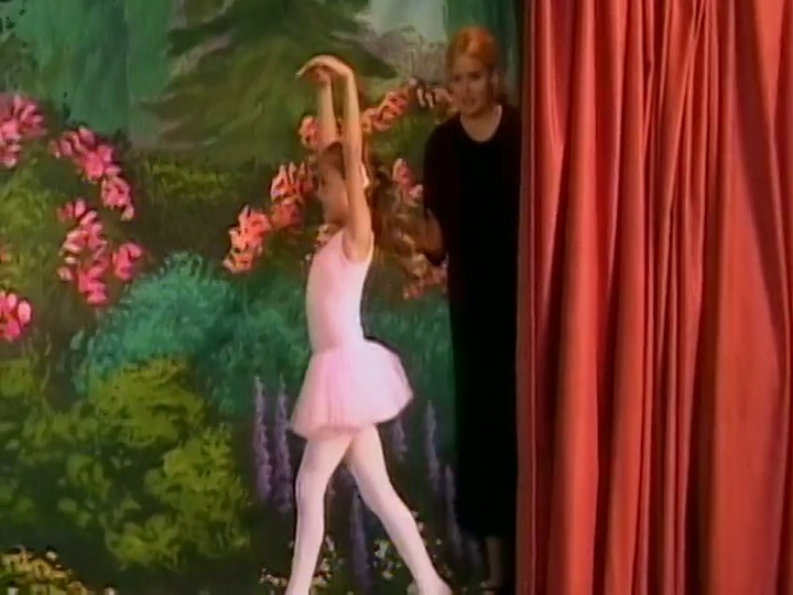 芭蕾舞老师在彩排中引导女孩们上台/女孩们跳舞/加州洛杉矶视频下载