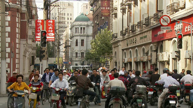 中国上海市中心的自行车交通视频素材