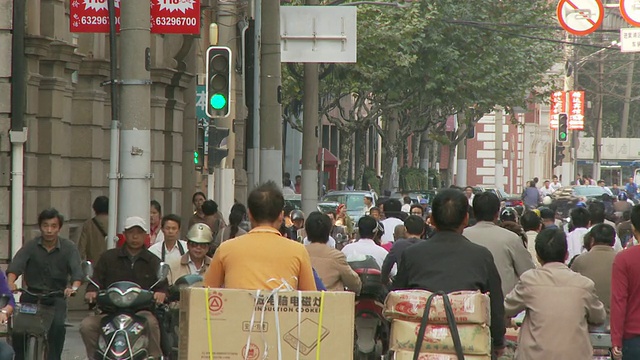 中国上海市中心拥挤的交通视频素材