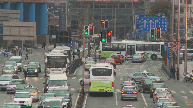 中国上海市中心繁忙的交通视频下载