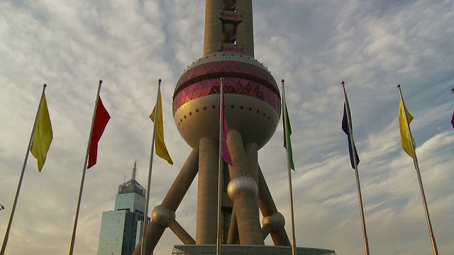 中国上海的彩旗明珠塔视频下载