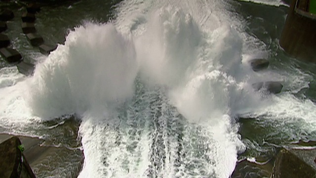 2002年，头顶宽射水冲出加通大坝的溢洪道，溅起巴拿马视频素材