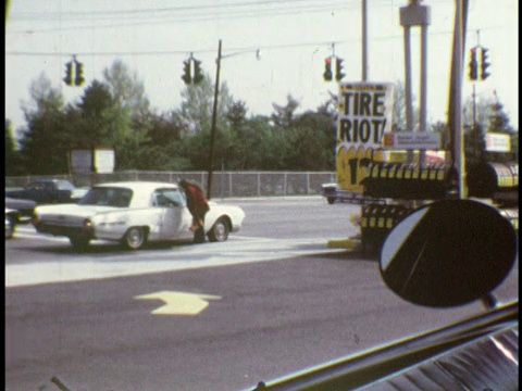 1974年，在纽约亨普斯特德的加油站前院，曼签署了一些东西视频下载