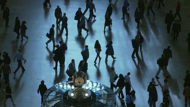 美国纽约，MS HA人们在纽约中央车站大堂散步视频下载